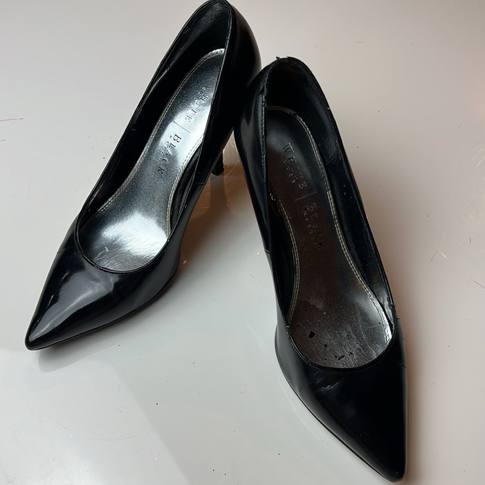 🖤WHITE HOUSE BLACK MARKET SHINY BLACK LEATHER 4’ HEELS SIZE 7 MEDIUM 🖤